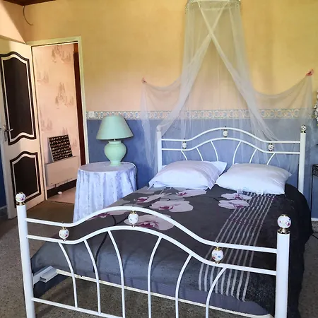 Au Jardin Fleuri Bed and breakfast Secondigny